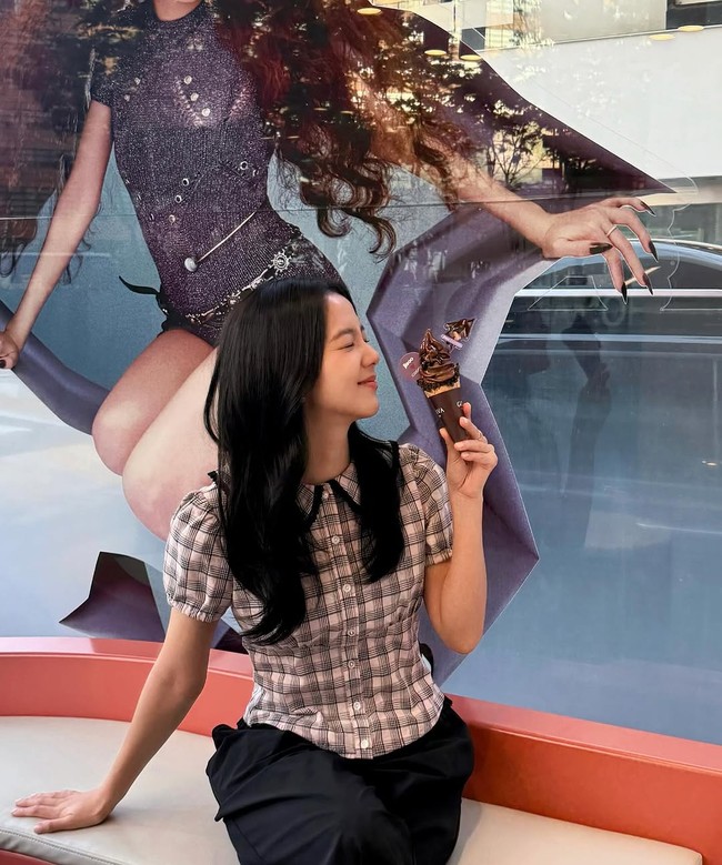 Pamer foto memegang es krim, penampilan Jisoo terlihat lebih muda dari usia sebenarnya. Foto: Instagram/@sooyaaa__