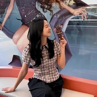 Pamer foto memegang es krim, penampilan Jisoo terlihat lebih muda dari usia sebenarnya. Foto: Instagram/@sooyaaa__