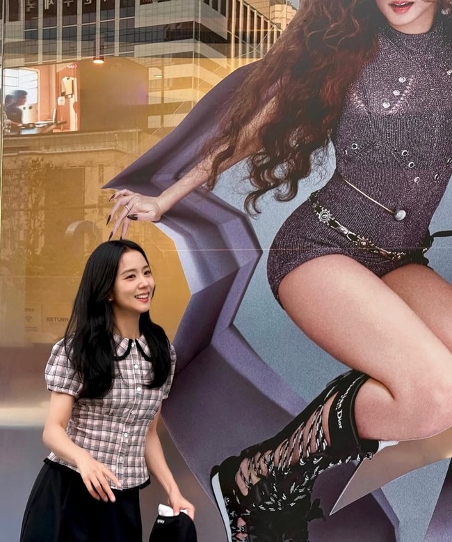 Wajah minim makeup dan busana sederhana membuat brand ambassador Dior ini terlihat seperti remaja. Foto: Instagram/@sooyaaa__