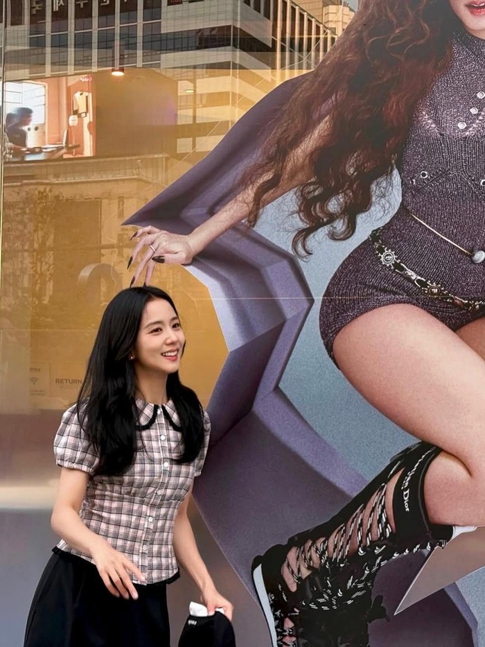 Jisoo BLACKPINK Makan Es Krim Gaya Jisoo BLACKPINK saat makan es krim.