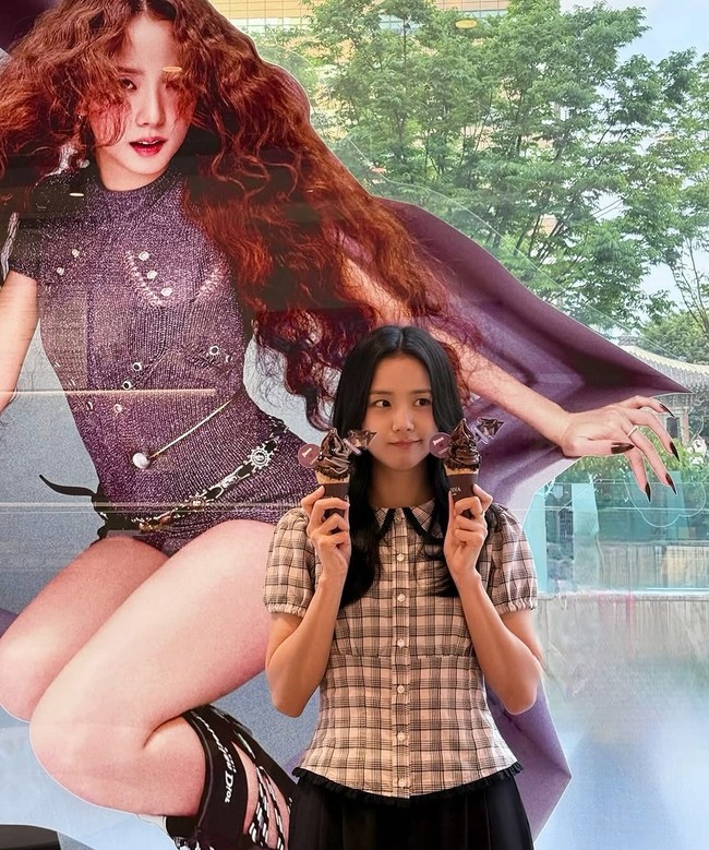 Jisoo hanya mengenakan makeup tipis bergaya natural yang menonjolkan kecantikan alaminya. Rambutnya pun hanya digerai, tanpa tatanan rumit. Foto: Instagram/@sooyaaa__