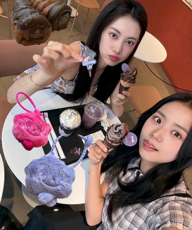 Tak sedikit yang memuji kecantikan alami Jisoo. “SAYANGKU CANTIK BANGET SEPERTI BIDADARI TURUN DARI SURGA,” tulis salah satu pengguna Instagram. Foto: Instagram/@sooyaaa__