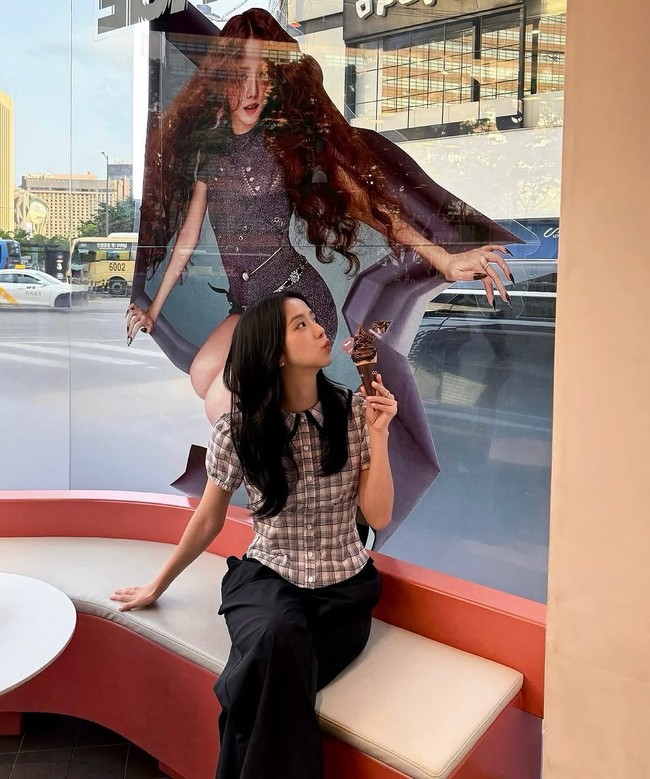 Terbiasa tampil glamor di acara publik, Jisoo menunjukkan sisi lain dari gaya kesehariannya. Belum lama ini, personel BLACKPINK itu membagikan foto di Instagram saat dirinya makan es krim. Foto: Instagram/@sooyaaa__