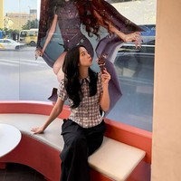 Terbiasa tampil glamor di acara publik, Jisoo menunjukkan sisi lain dari gaya kesehariannya. Belum lama ini, personel BLACKPINK itu membagikan foto di Instagram saat dirinya makan es krim. Foto: Instagram/@sooyaaa__