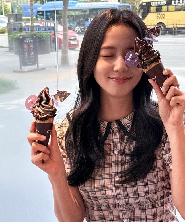 Wanita 30 tahun ini tampak berada di sebuah toko cokelat untuk mempromosikan produk dari hasil kolaborasinya bersama brand cokelat ternama Godiva, termasuk es krim. Foto: Instagram/@sooyaaa__
