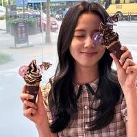 Wanita 30 tahun ini tampak berada di sebuah toko cokelat untuk mempromosikan produk dari hasil kolaborasinya bersama brand cokelat ternama Godiva, termasuk es krim. Foto: Instagram/@sooyaaa__