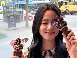 7 Gaya Jisoo BLACKPINK Makan Es Krim, Pakai Baju Casual Bak Anak SMA