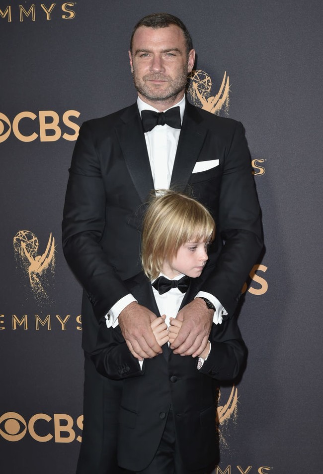 Inilah potret Kai semasa kecil. Kai berpose bersama sang ayah mengenakan setelan jas.  Foto: dok. Getty Images