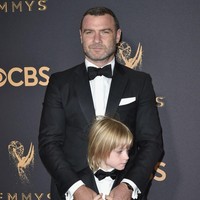 Inilah potret Kai semasa kecil. Kai berpose bersama sang ayah mengenakan setelan jas.  Foto: dok. Getty Images