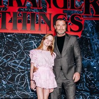 Ini potret Kai saat usia sekitar 14 tahun. Tampak dirinya sudah menunjukkan perubahan feminin dengan memakain dress. Naomi Watts dan Liev Schreiber menunjukkan dukungan penuh atas perjalanan anak mereka. Dalam wawancara dengan Variety, Liev menyatakan bahwa permintaan perubahan kata ganti oleh Kai bukanlah kejutan besar bagi keluarga.  Foto: dok. Getty Images