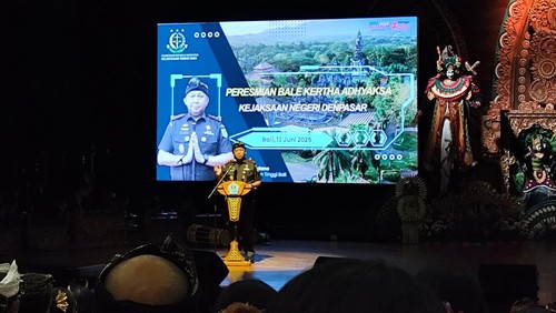 Kajati Bali, Ketut Sumedana, saat peresmian Bale Kertha Adhyaksa di Denpasar, Jumat (13/6/2025). (Dok. Kejati Bali)