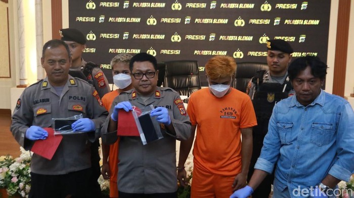 Kakak beradik ditangkap anggota Polsek Berbah karena mengaku sebagai anggota relawan kepolisian lalu merampas ponsel dan uang. Pelaku ditampilkan saat rilis di aula Polresta Sleman, Jumat (13/6/2025)