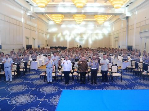 Kakorlantas Irjen Agus Suryonugroho beri penghargaan kepada jajaran berprestasi (dok.istimewa)