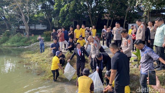 Kapolda Babel Irjen Hendro Pandowo melepas bibit Ikan nila di Taman Bhaypark Polda Babel
