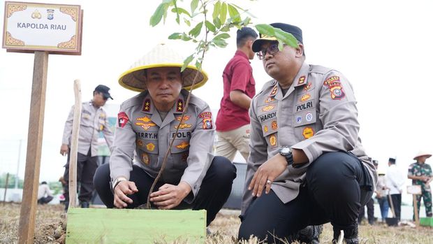 Kapolda Riau Irjen Herry Heryawan melakukan penanaman 79 pohon di Dumai jelang HUT Bhayangkara.