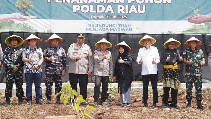 Kapolda Riau Irjen Herry Heryawan melakukan penanaman 79 pohon di Dumai jelang HUT Bhayangkara.