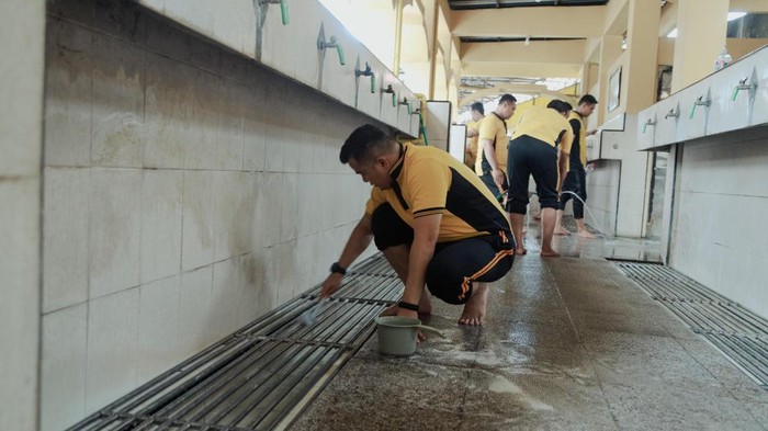 Kapolres Jombang memimpin langsung bersih-bersih masjid jelang Hari Bhayangkara ke-79.