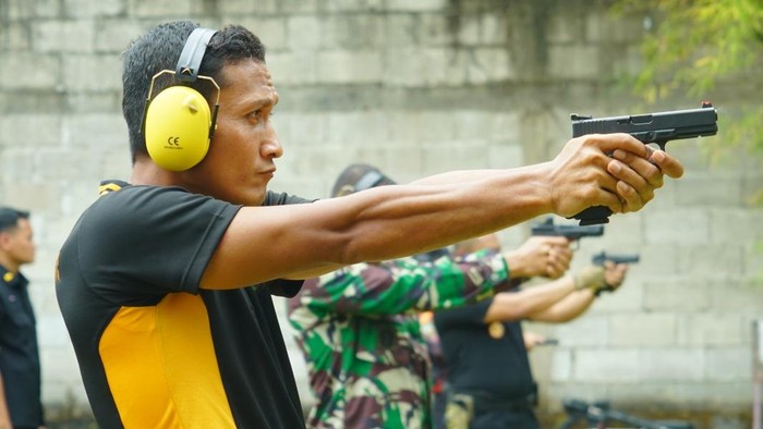 Kapolres Ponorogo dalam kegiatan latihan tembak bersama jelang Hari Bhayangkara ke-79.