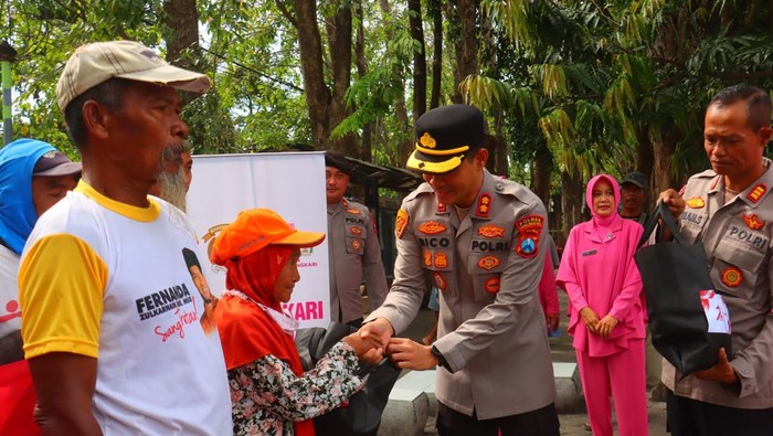 Kapolres Probolinggo Kota saat bagikan semabako ke warga kurang mampu.