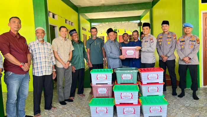 Kapolres Rohul AKBP Emil Eka memberikan bantuan sembako ke pondok pesantren.