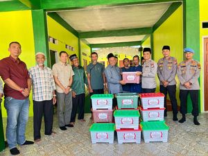 Kapolres Rohul Bagikan Sembako ke Ponpes Sambut HUT Bhayangkara Ke-79