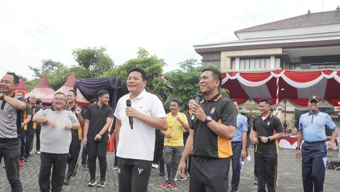 Kapolresta Sidoarjo Kombes Christian Tobing olahraga bersama Bupati Sidoarjo Subandi.