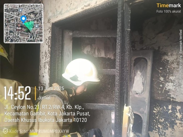 Kebakaran terjadi di ruang dapur sebuah hotel di kawasan Gambir, Jakarta Pusat (Jakpus). Dapur itu berada di ketinggian lantai 19 hotel tersebut. (dok Gulkarmat DKI)
