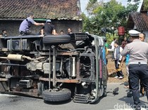 Angkut 15 Napi, Mobil Tahanan Lapas Tasikmalaya Kecelakaan