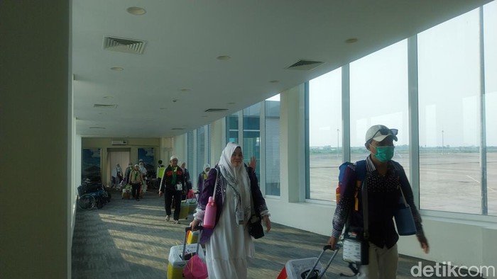 Kepulangan perdana jemaah haji 2025 di BIJB Kertajati.