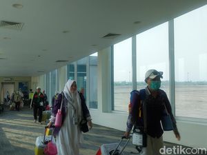 Senyum Haru Jemaah Haji Perdana Tiba di BIJB Kertajati