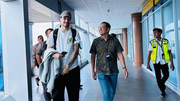 Kevin Diks saat tiba di Bandara Lombok, Kamis (12/6/2025.