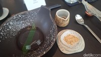 Mizu Mochi merupakan dessert khas Jepang. Berbeda dengan mochi lain, tampilannya mirip tetesan air hujan dilengkapi dengan saus gula merah dan bubuk kedelai. Foto: detikcom/Diah Afrilian
