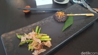 Olahan asparagus dan jamur shiitake dibuat oleh Chef Tadashi menggunakan sedikit bumbu. Tujuannya untuk memberi aroma smoky juga menonjolkan rasa asli sayurannya. Foto: detikcom/Diah Afrilian