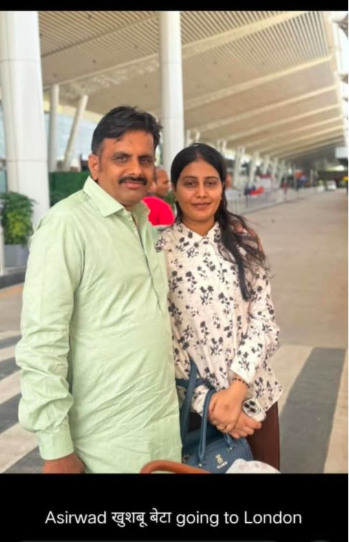 Khushboo Rajpurohit dan Orang Tua