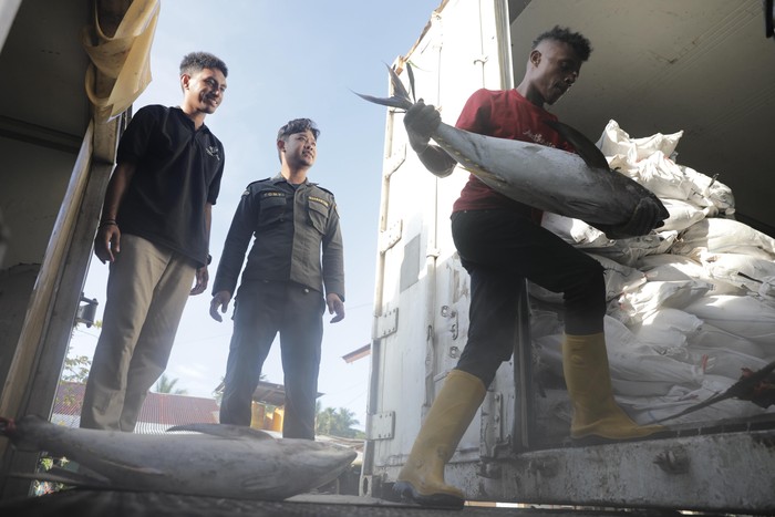 Pengiriman kontainer ke-10 yang berisi ikan beku sebanyak 16 ton ke Semarang, Jawa Tengah menjadi saksi perjuangan para nelayan di Kampung Nelayan Modern (Kalamo) Samber-Binyeri, Biak Numfor, Papua.