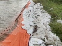 Bendungan Benteng di Pinrang Jebol, Warga Tambal Pakai Karung Pasir