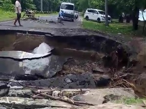 Jalan Trans Sulawesi di Minahasa Amblas, Akses Lalin Lumpuh