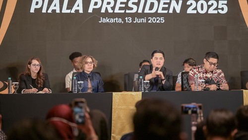 Ketua Steering Committee Piala Presiden 2025 Maruarar Sirait (kanan) dan Ketua Umum PSSI Erick Thohir (kiri) menyampaikan keterangan terkait gelaran Piala Presiden 2025 di Menara Danareksa, Jakarta, Jumat (13/6/2025). Piala Presiden 2025 akan diikuti oleh enam peserta yang terdiri dari dua klub luar negeri yaitu Oxford United dan Port FC dan empat klub lokal yaitu Persib Bandung, Dewa United, Arema FC dan Liga Indonesia All Star yang digelar pada 6 Juli 2025. ANTARA FOTO/Fauzan/foc.