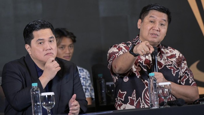 Ketua Steering Committee Piala Presiden 2025 Maruarar Sirait (kanan) dan Ketua Umum PSSI Erick Thohir (kiri) menyampaikan keterangan terkait gelaran Piala Presiden 2025 di Menara Danareksa, Jakarta, Jumat (13/6/2025). Piala Presiden 2025 akan diikuti oleh enam peserta yang terdiri dari dua klub luar negeri yaitu Oxford United dan Port FC dan empat klub lokal yaitu Persib Bandung, Dewa United, Arema FC dan Liga Indonesia All Star yang digelar pada 6 Juli 2025. ANTARA FOTO/Fauzan/foc.