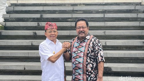 Gubernur Bali Wayan Koster bersama Wagub DKI Jakarta Rano Karno membahas kerja sama antarprovinsi di Rumah Jabatan Gubernur Bali Jayasabha, Jumat (13/6/2025).