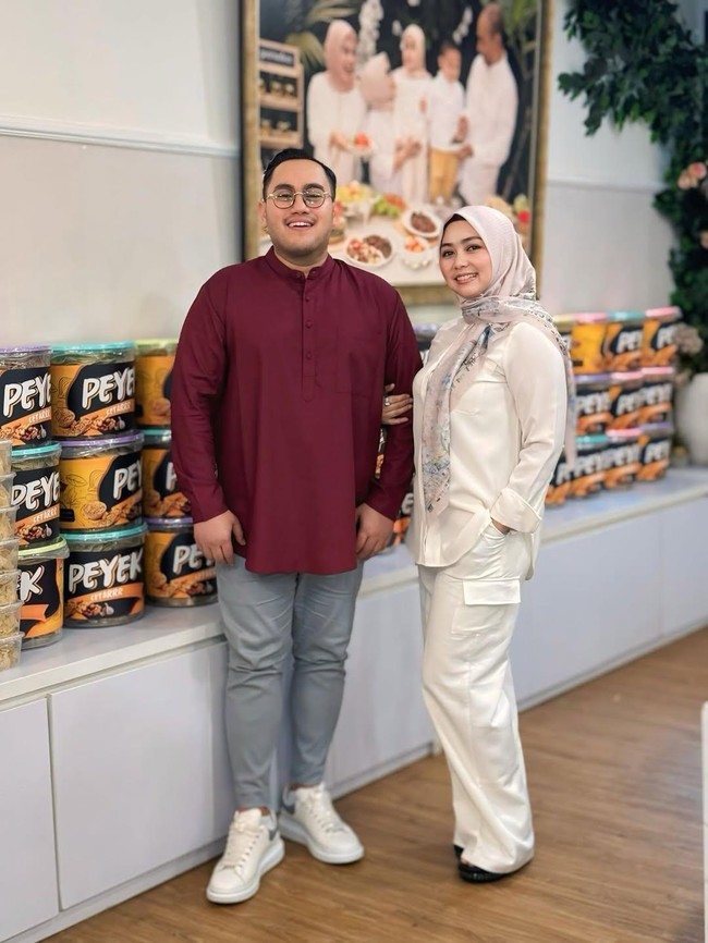 8 Gaya Hijab Lala Nurlela, Kakak Ipar Syahrini yang Dijodohkan dengan Nassar