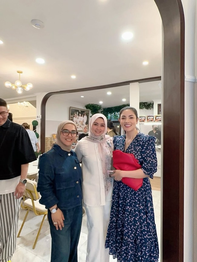 Saat diwawancara, Nassar memuji sosok Lala yang menurutnya sangat sesuai dengan kriteria wanita idamannya. Sosoknya itu baik, cantik, kalem, memang tipeku banget, beber Nassar sambil tersenyum. Kabar baiknya, hubungan ini mendapat dukungan dari kedua belah pihak keluarga. Dari keluarga Lala happy, dari keluargaku pun happy, pungkasnya. Foto: instagram Lala Nurlela.