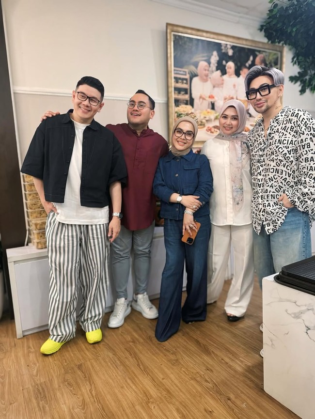 Pria yang akrab disapa King Nassar itu tak menampik hubungannya dengan Lala Nurlela kini semakin dekat dan serius. ”Ya mohon doanya ya, kalau jodoh kan nggak akan ke mana, kata Nassar saat ditemui detikHot di Studio Trans TV, Jalan Kapten P Tendean, Jakarta Selatan, belum lama ini. Foto: instagram Lala Nurlela.