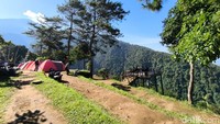 Di Bawah naungan Gunung Ciremai, alam Kabupaten Kuningan seolah menyimpan berbagai rahasia keindahan alam. Lamping Kidang, salah satu tempat yang tenang nan memesona jadi lokasi yang tak boleh dilewat dari daftar wisata.