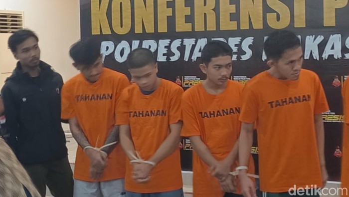 Polisi menetapkan 10 anggota geng motor sebagai tersangka kasus pengancaman terhadap anggota polisi dan penyerangan warung makan di Makassar, Sulawesi Selatan (Sulsel).