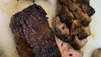 Ada juga momen saat ia membuat steak. Ia memperlihatkan steaknya tampak juicy ketika dipotong. Foto: TikTok @zyaeyes