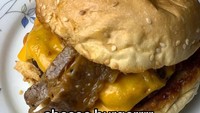 Ia pun andal dalam membuat burger. Burgernya disajikan dengan daging dan lembar keju yang lumer. Foto: TikTok @zyaeyes