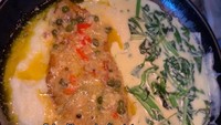 Menu yang satu ini juga tak kalah unik. Ia membuat olahan ikan yang disajikan dengan mashed potato, sayur bayam, dan saus creamy. Foto: TikTok @zyaeyes