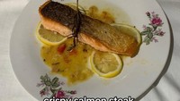Ia pun pandai membuat steak. Ini tampilan steak salmon dengan kulit salmon yang bertekstur renyah. Steaknya disajikan dengan irisan lemon. Foto: TikTok @zyaeyes