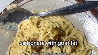 Ada juga olahan spaghetti lainnya. Kali ini, ia membuat spaghetti carbonara yang creamy. Kemudian, disajikan dengan daging. Foto: TikTok @zyaeyes